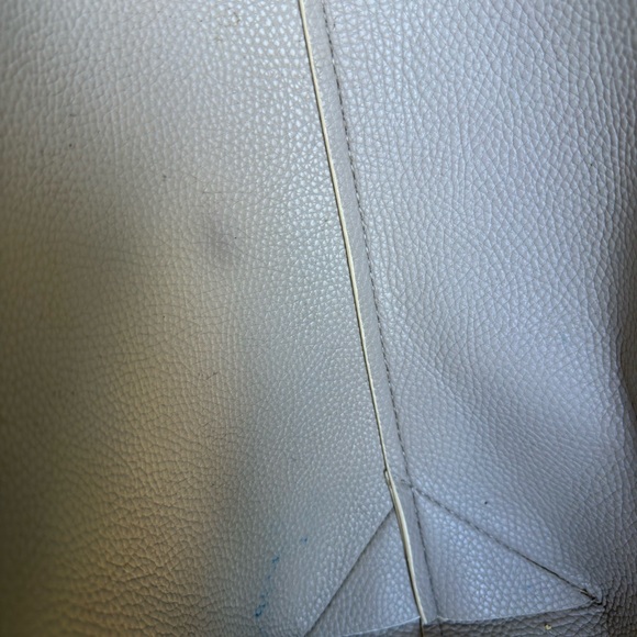 Guess pale pink Tote
Fabulous condition...approx 18" x 10" bottom base 12"by 5" - Picture 9 of 9